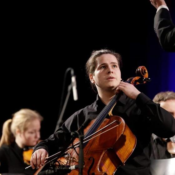 Bilde av Sebastian som spiller cello